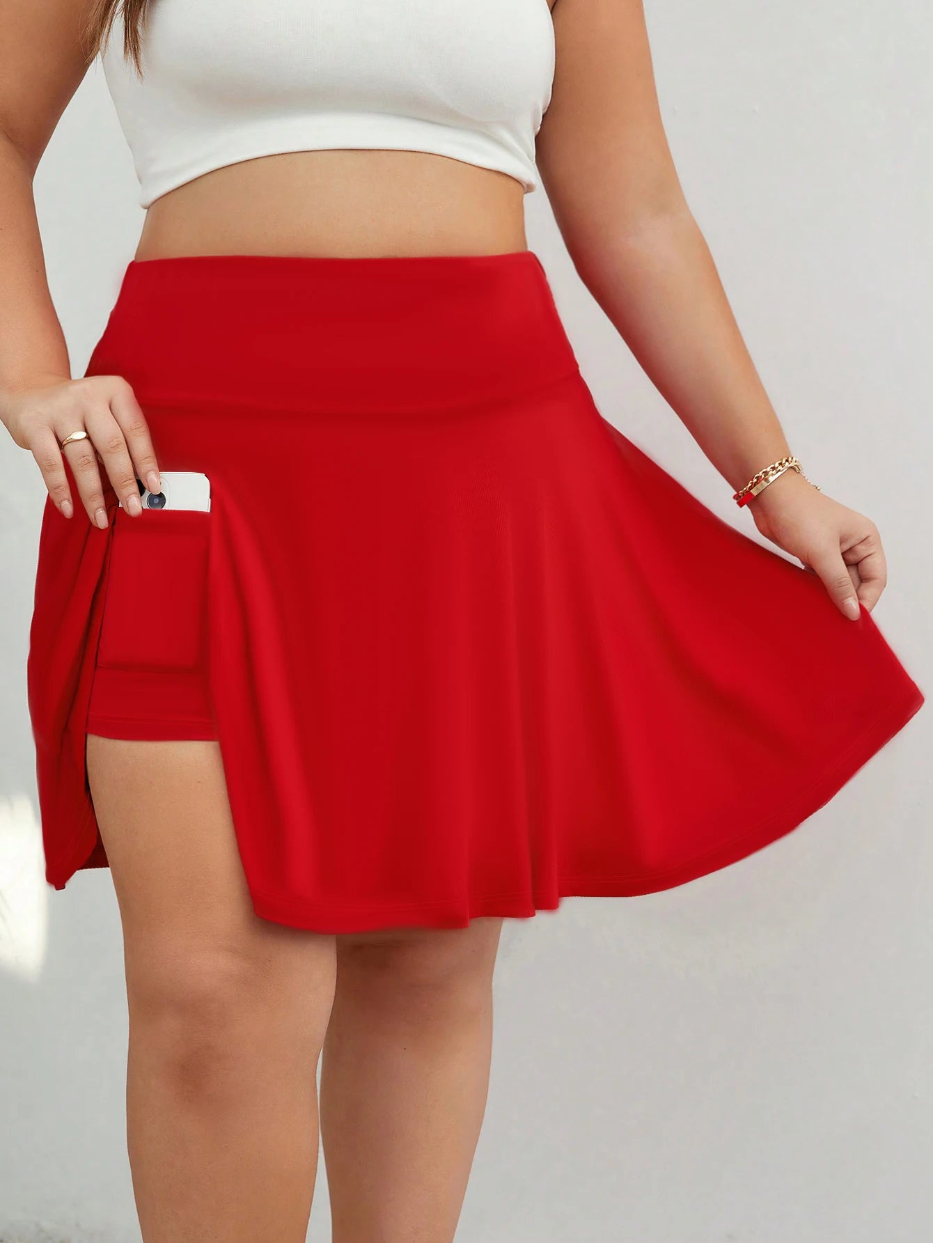 The new plus-size women's clothing is casual and comfortable, featuring two short skirts
