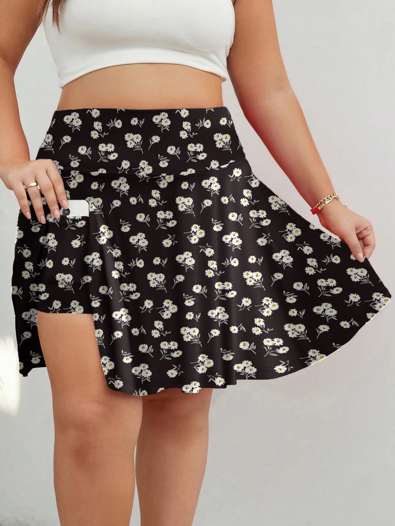 The new plus-size women's clothing is casual and comfortable, featuring two short skirts