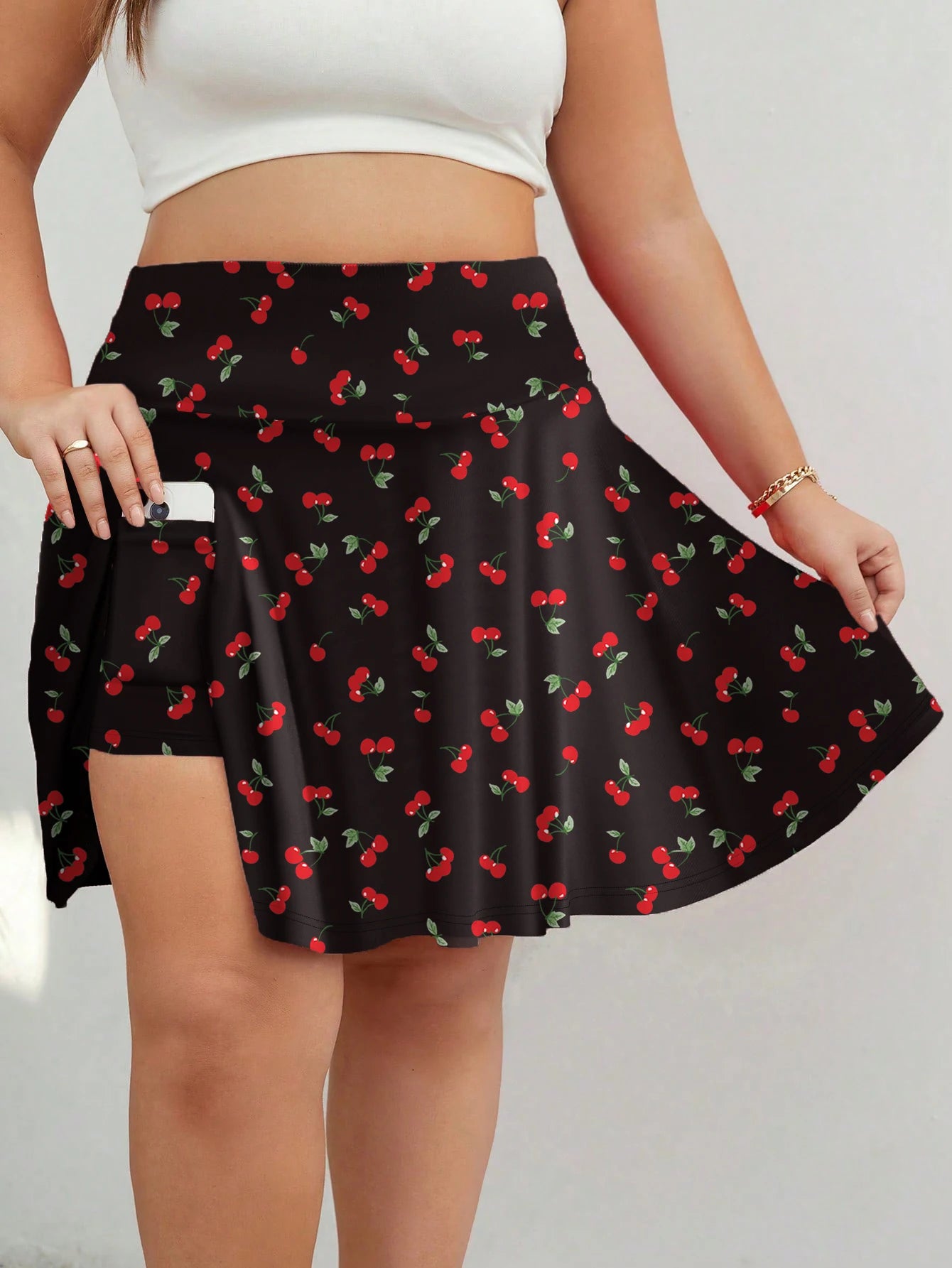 The new plus-size women's clothing is casual and comfortable, featuring two short skirts