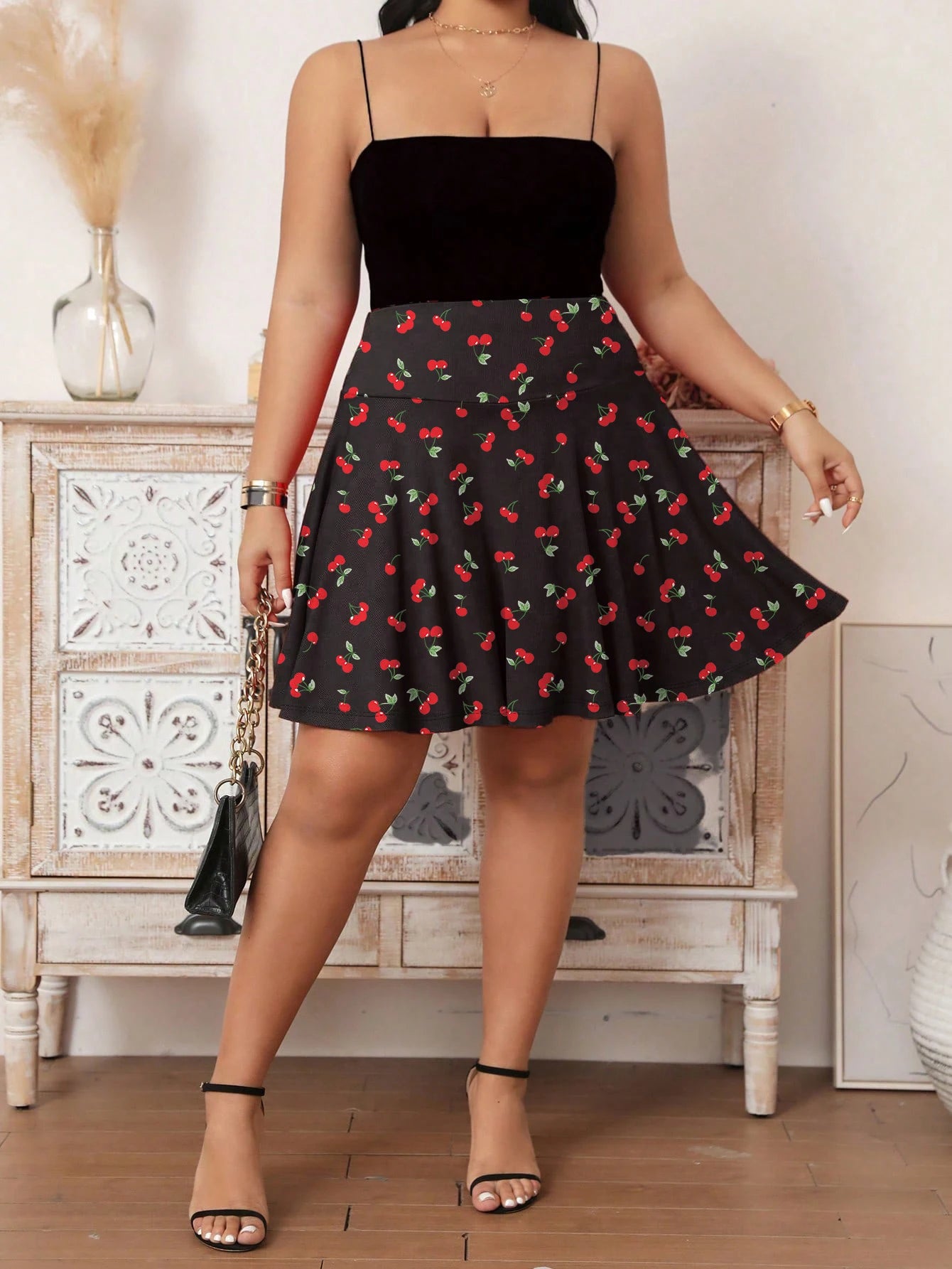 The new plus-size women's clothing is casual and comfortable, featuring two short skirts